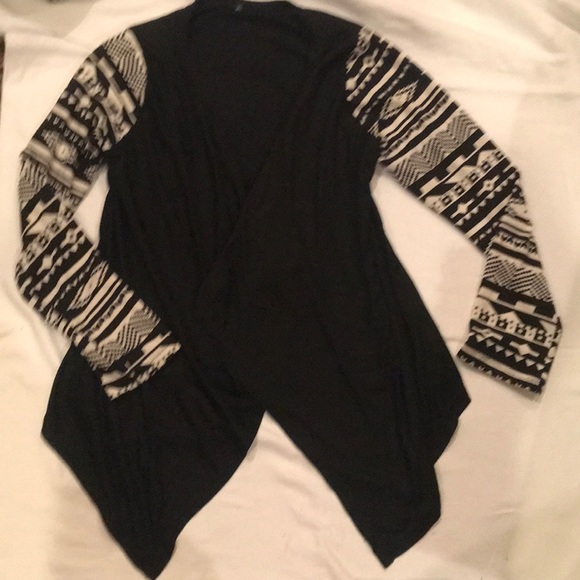 unknown Tops - Adorable Black with White Shaw